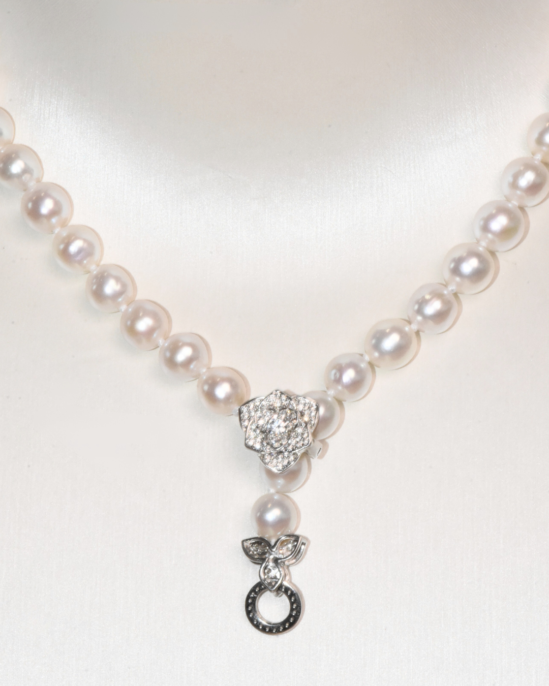 4A Freshwater Round Necklace in Silver 925 WG Plated - Double flower clasp  - White (8 -9mm)