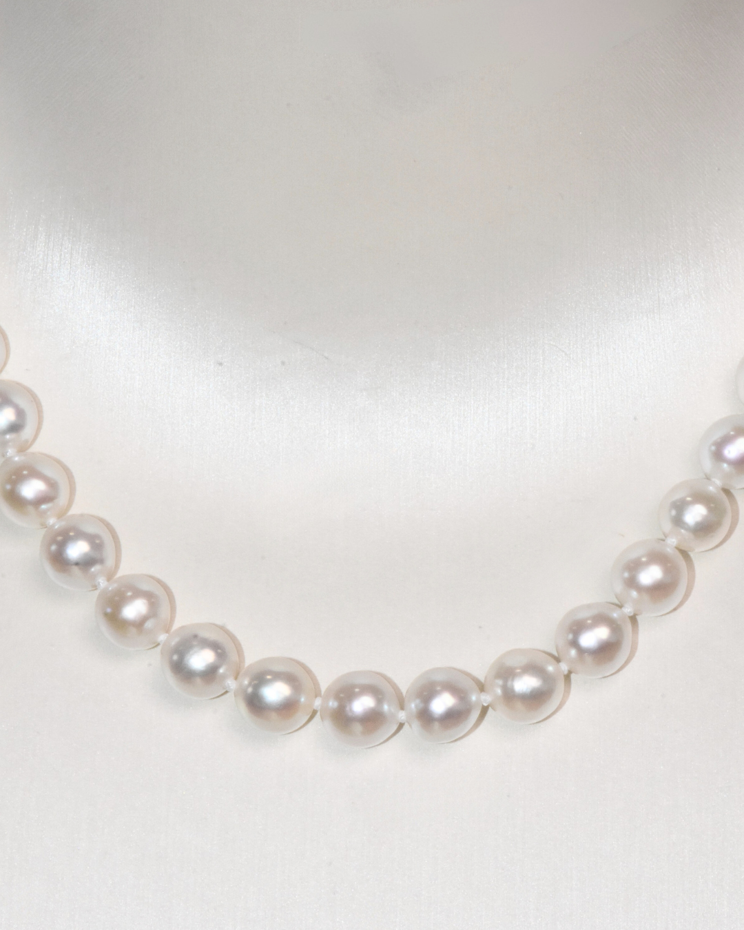 4A Freshwater Round Necklace in Silver 925 WG Plated - Double flower clasp  - White (8 -9mm)