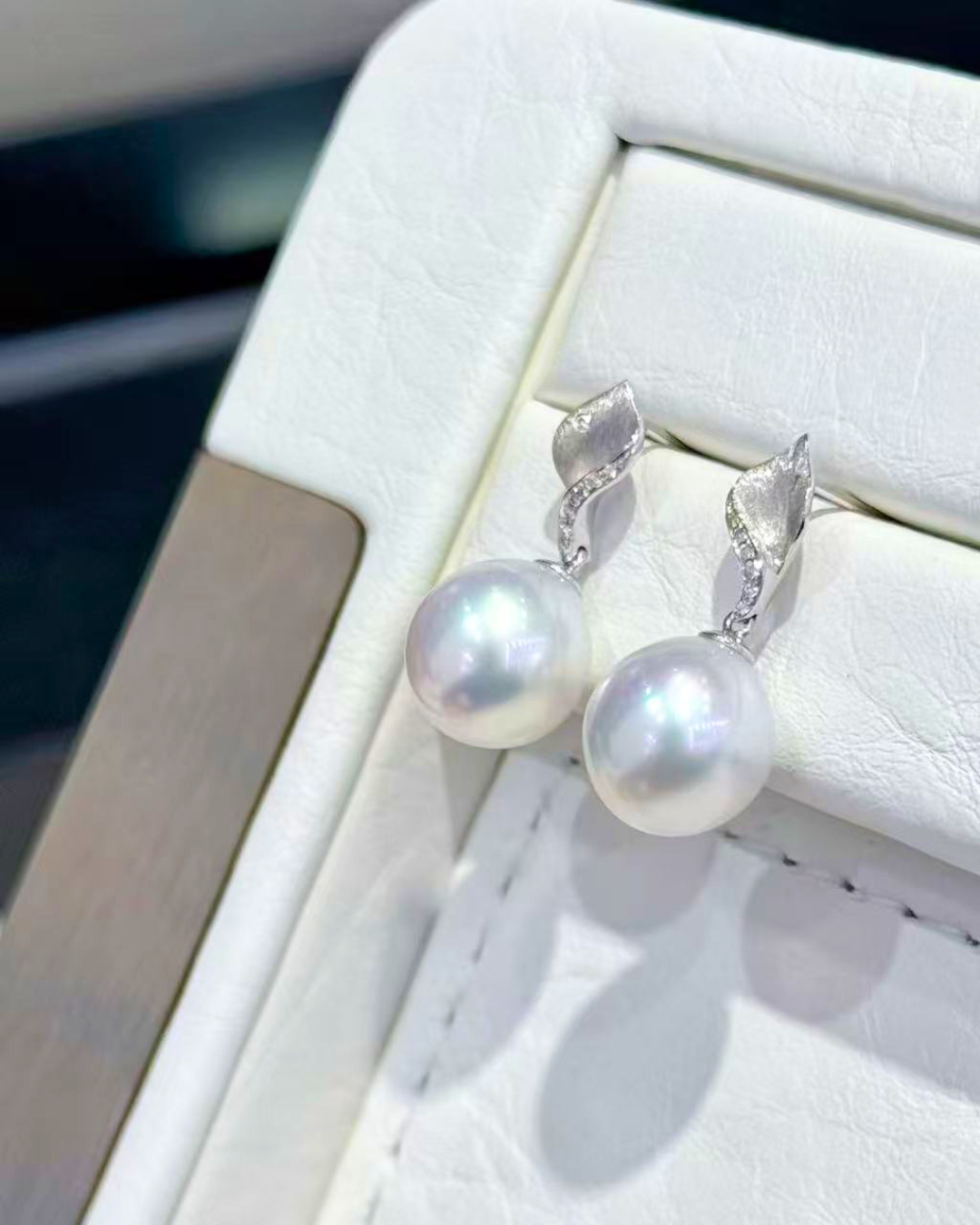 5A South Sea White Australia Oval Earring in 18K White Gold - Aurora Leaf Drop with Natural Diamond - White (10-11mm) D0.09ct