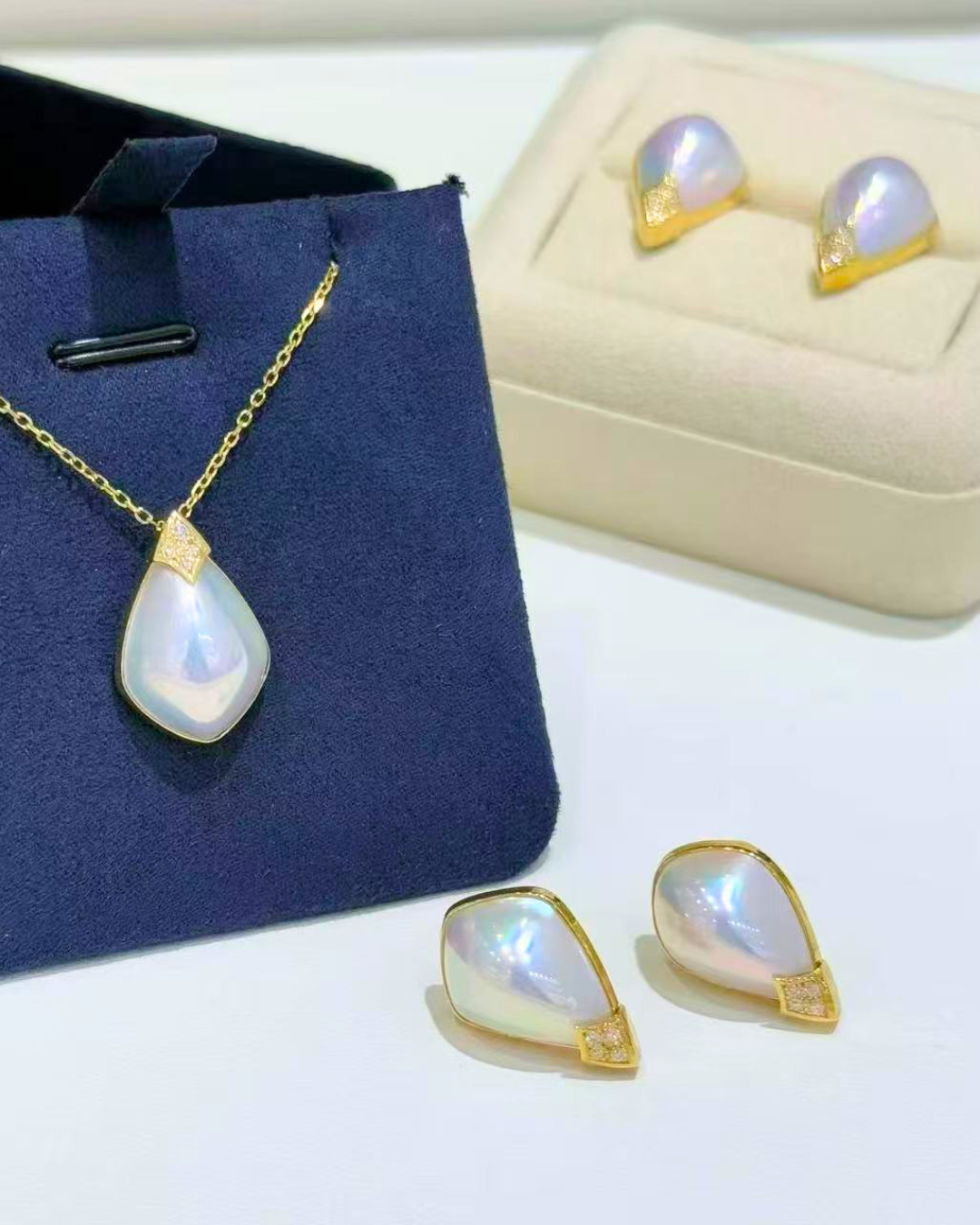 5A Mabé Necklace in 18K Gold - Diamond Seawater Japanese Mabé - Blue