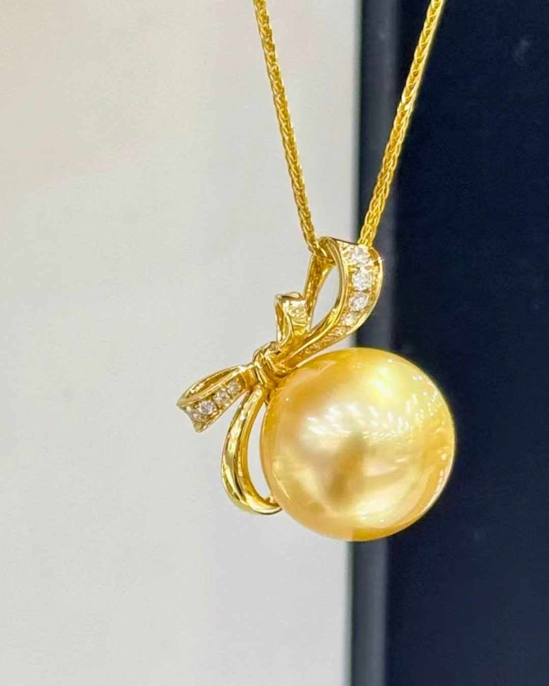 4A South Sea Golden Philippines Round Necklace in 18K Gold - with Natural Diamond - Gold (13-14mm)