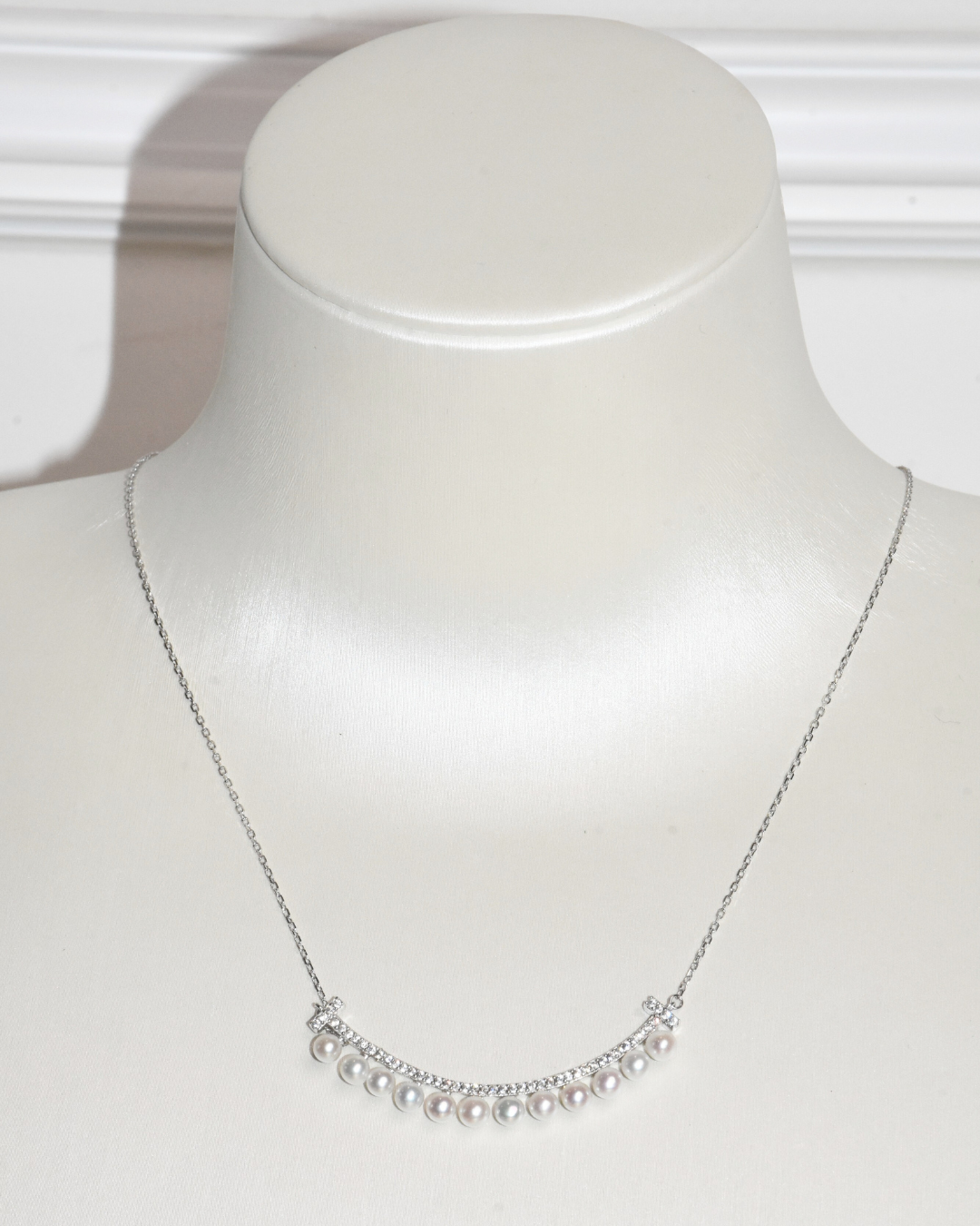 4A Freshwater Round Necklace in Silver 925 WG Plated - Curved Pearl Bar - White (3 -4mm)