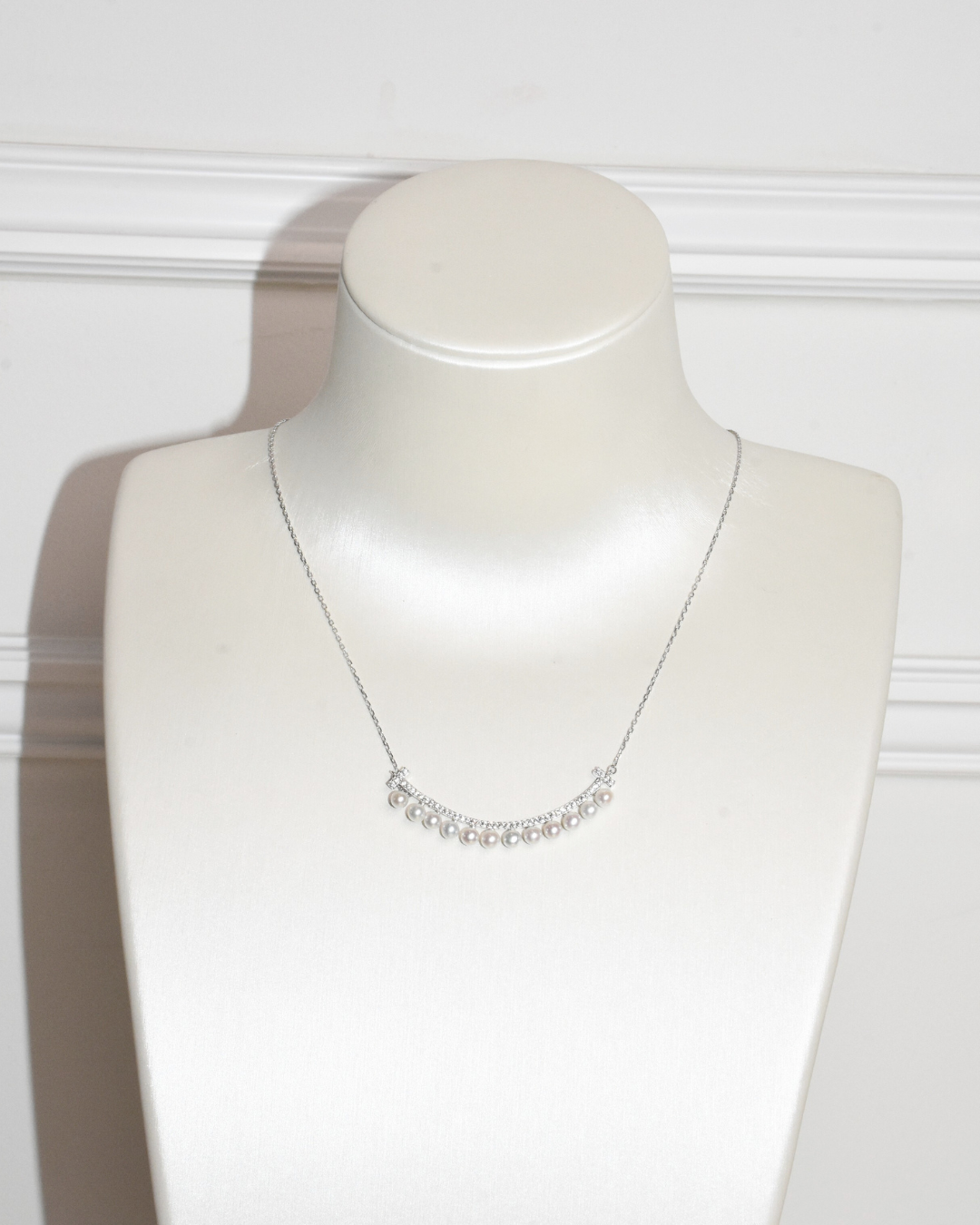 4A Freshwater Round Necklace in Silver 925 WG Plated - Curved Pearl Bar - White (3 -4mm)