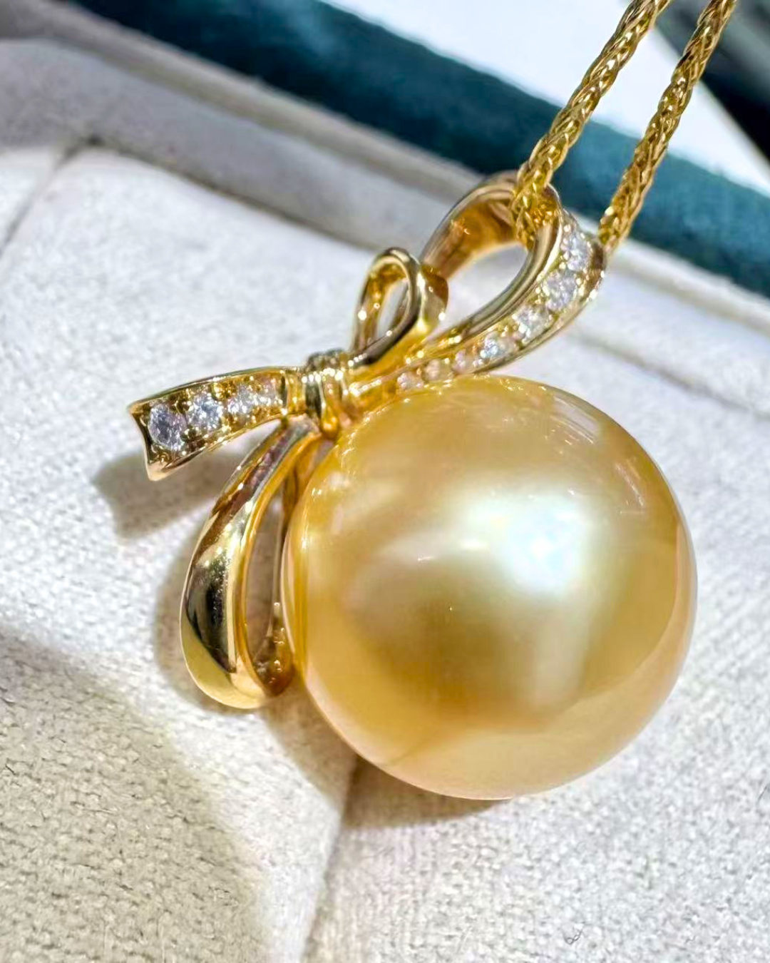 4A South Sea Golden Philippines Round Necklace in 18K Gold - with Natural Diamond - Gold (13-14mm)