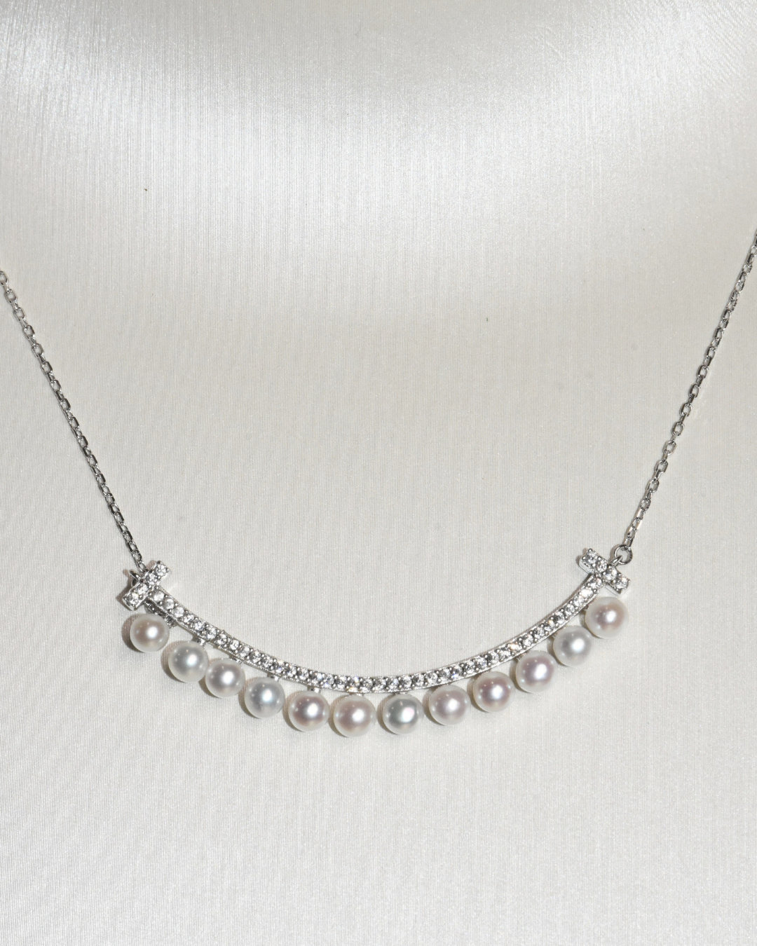 4A Freshwater Round Necklace in Silver 925 WG Plated - Curved Pearl Bar - White (3 -4mm)