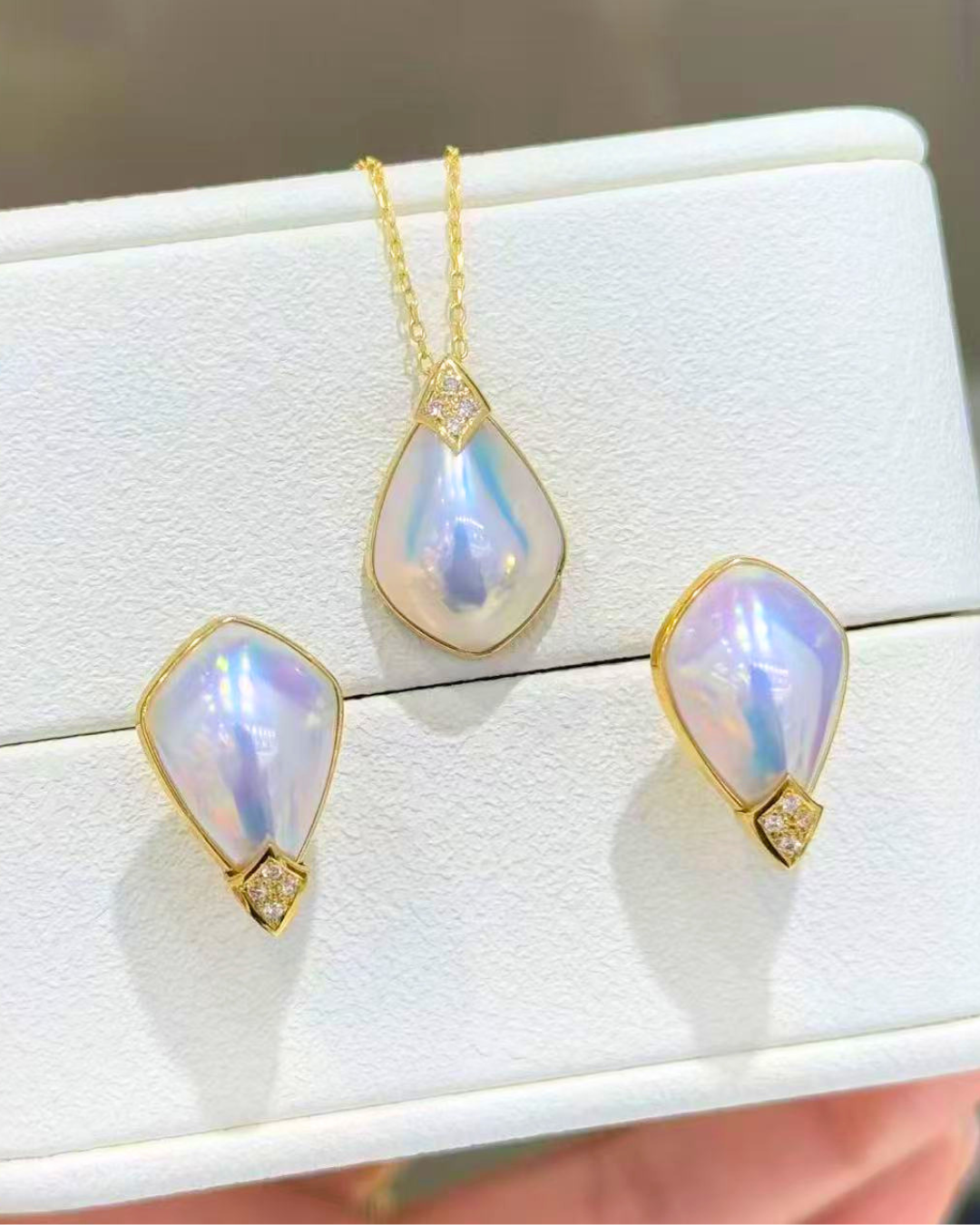5A Mabé Earring in 18K Gold - Diamond Seawater Japanese Mabé - Blue