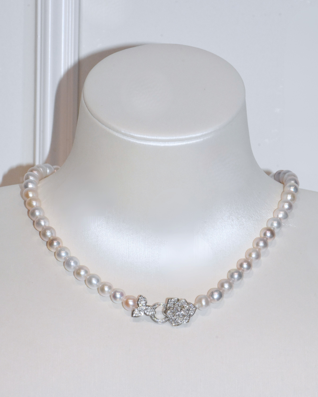 4A Freshwater Near Round Necklace in Silver 925 WG Plated - Double flower clasp  - Silver/Grey (7 -8mm)