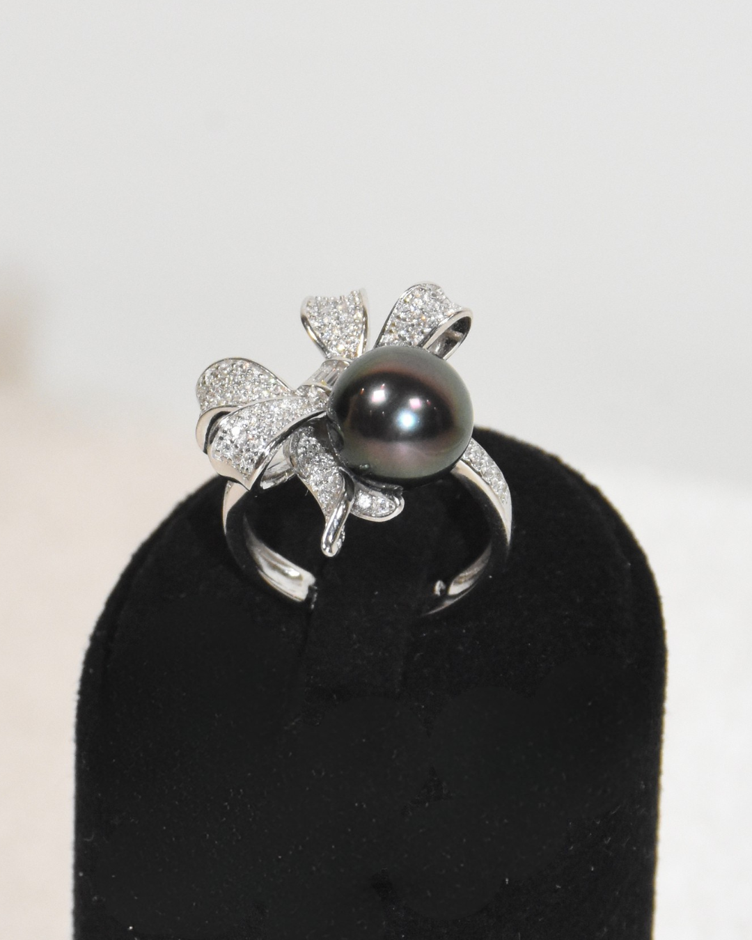 4A Tahitian Round Ring in Silver 925 White Gold Plated - Ribbon CZ - Peacock (9-10mm)
