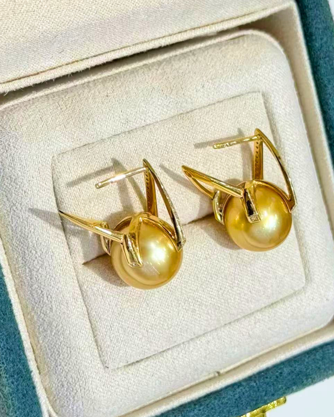 5A South Sea Golden Philippines Round Earring in 18K Gold - Crown Hoop with Natural Diamond - Gold (12-13mm) D0.718ct
