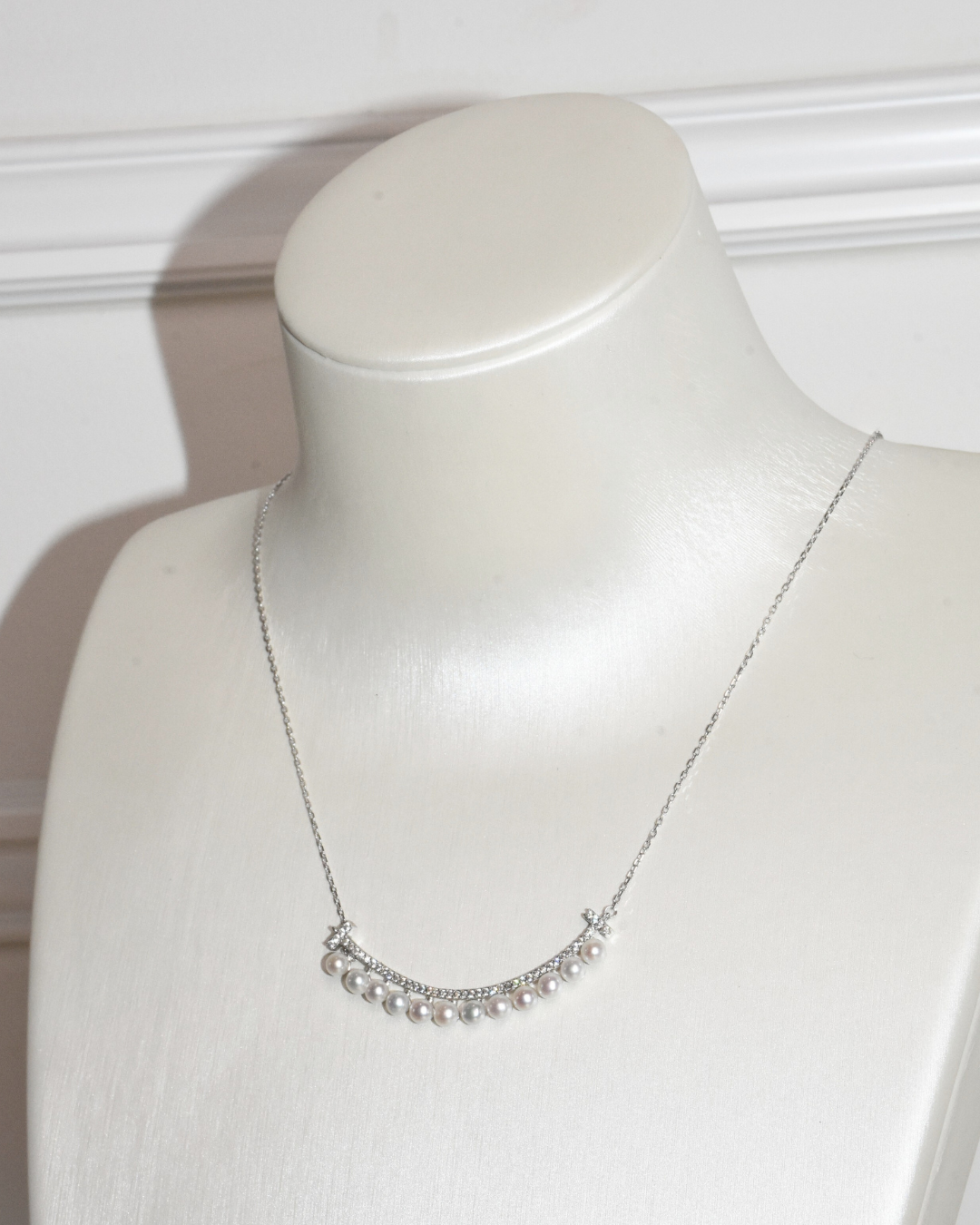 4A Freshwater Round Necklace in Silver 925 WG Plated - Curved Pearl Bar - White (3 -4mm)