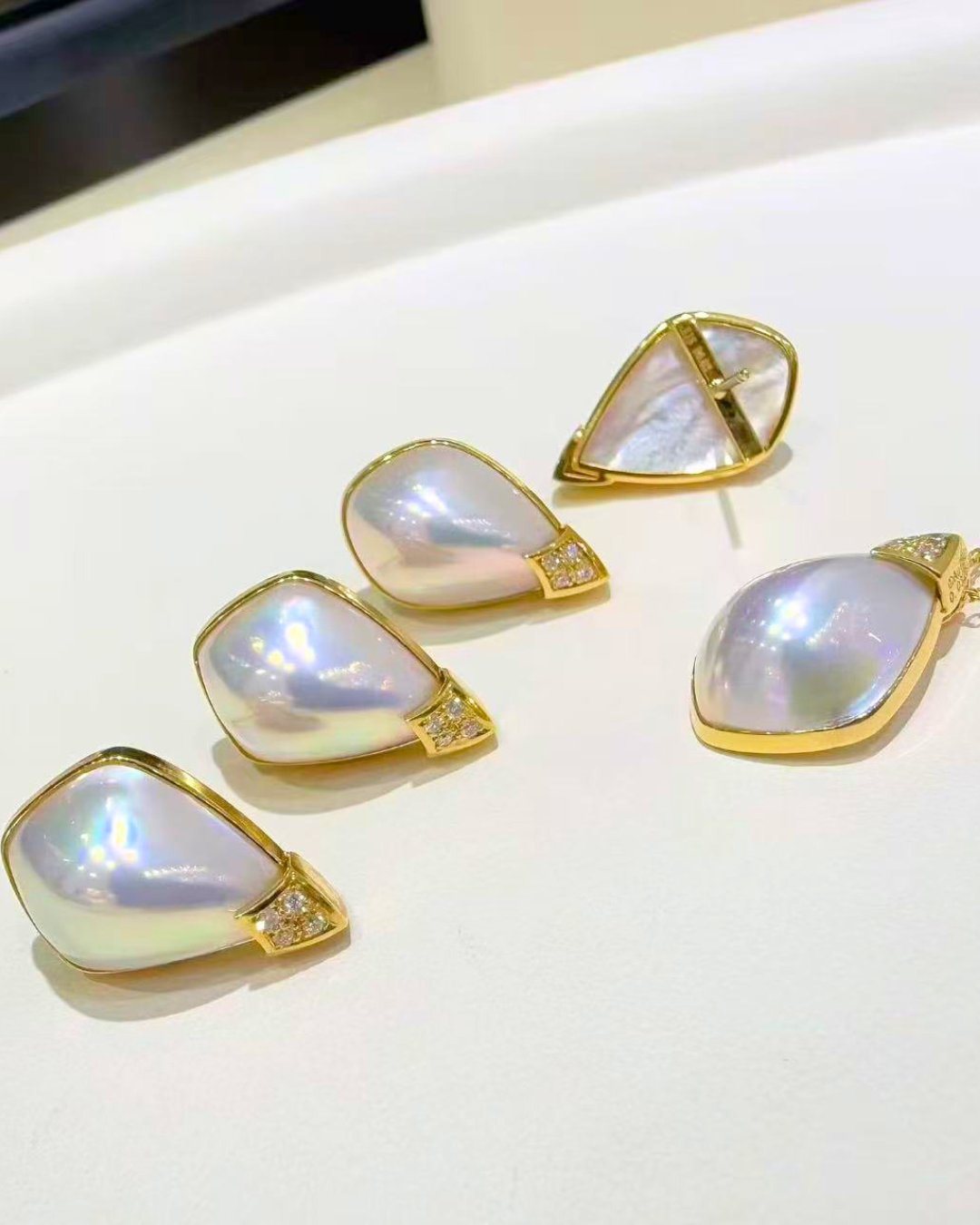 5A Mabé Earring in 18K Gold - Diamond Seawater Japanese Mabé - Blue