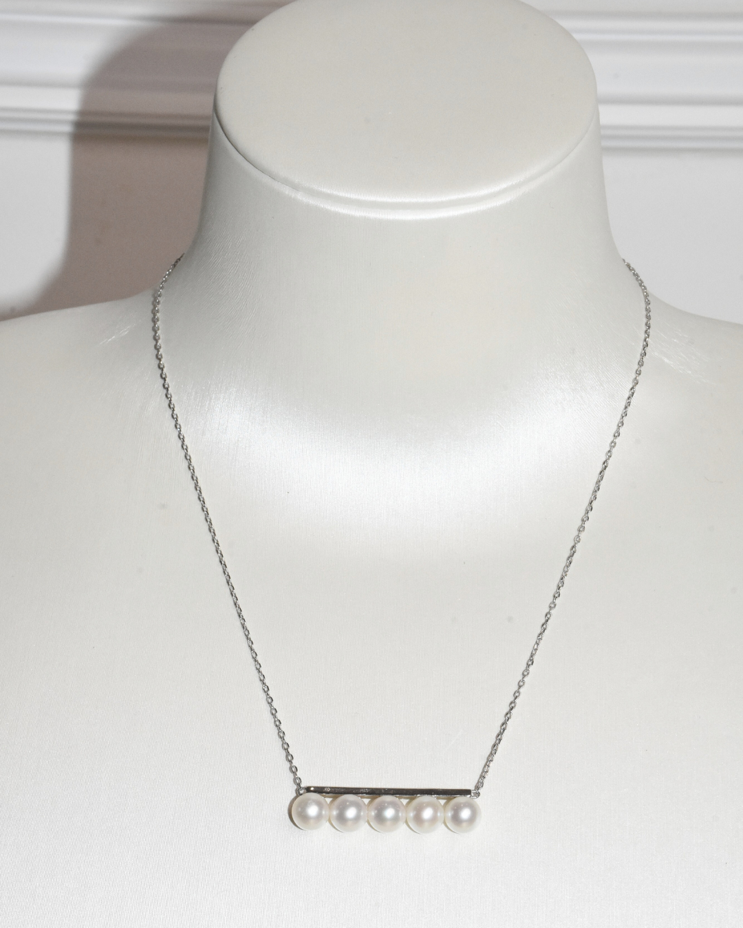 4A Freshwater Round Necklace in Silver 925 WG Plated - Pav One-Layer Five-Pearls Bar  - White (6 -7mm)