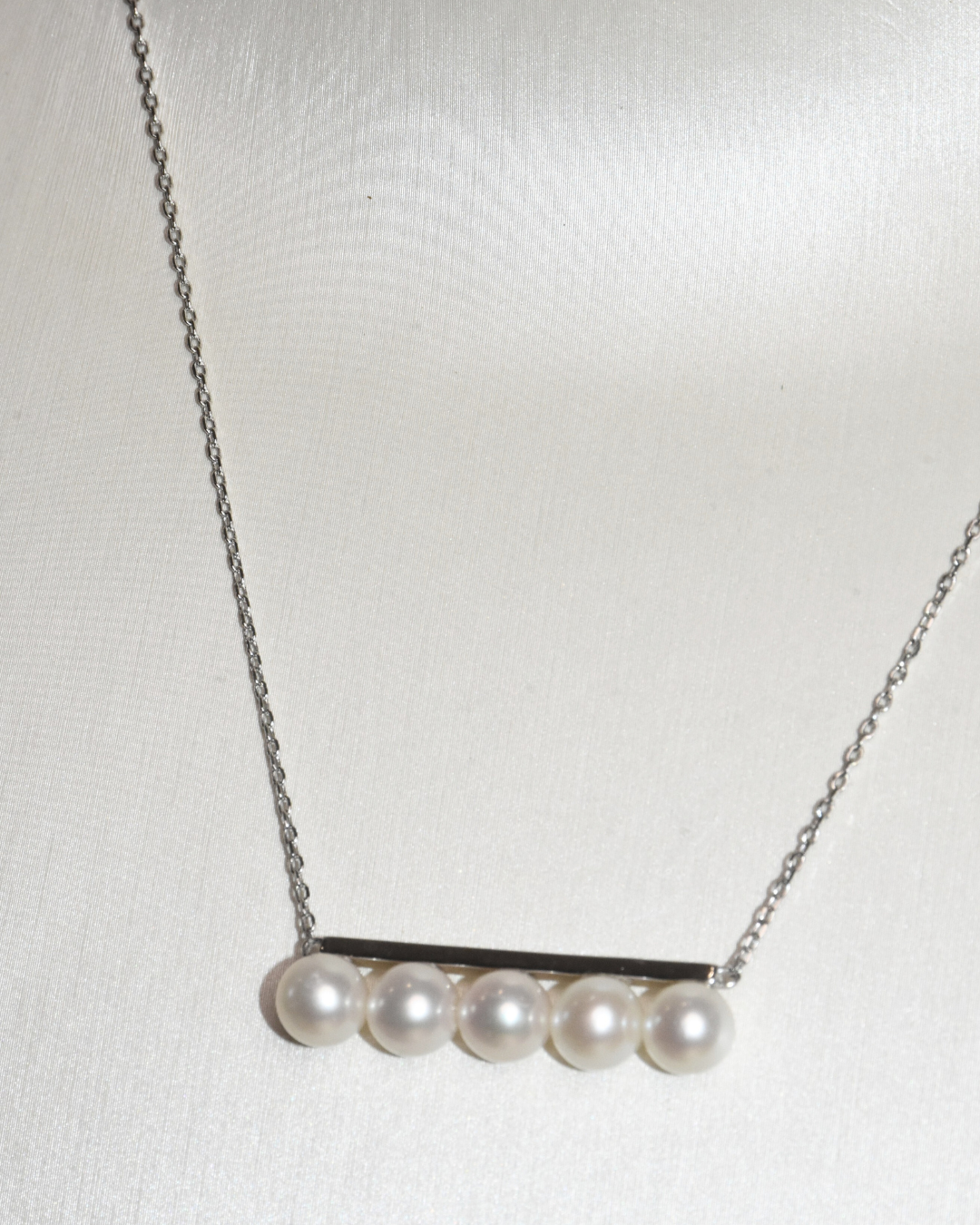 4A Freshwater Round Necklace in Silver 925 WG Plated - Pav One-Layer Five-Pearls Bar  - White (6 -7mm)