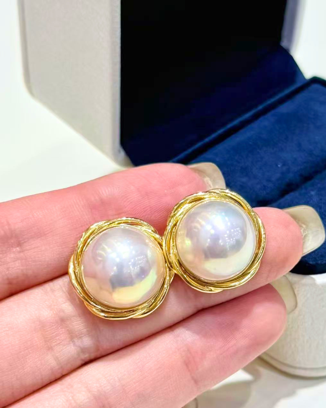 5A Mabé Earring in 18K Gold - Seawater Japanese Mabé - White (15-16mm)