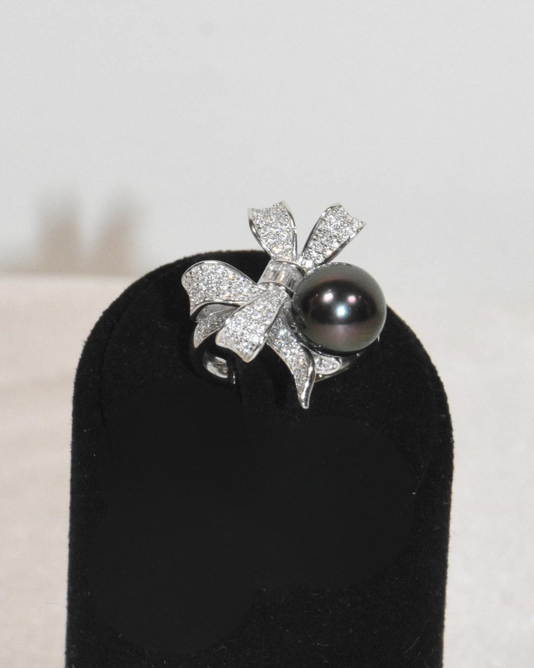 4A Tahitian Round Ring in Silver 925 White Gold Plated - Ribbon CZ - Peacock (9-10mm)