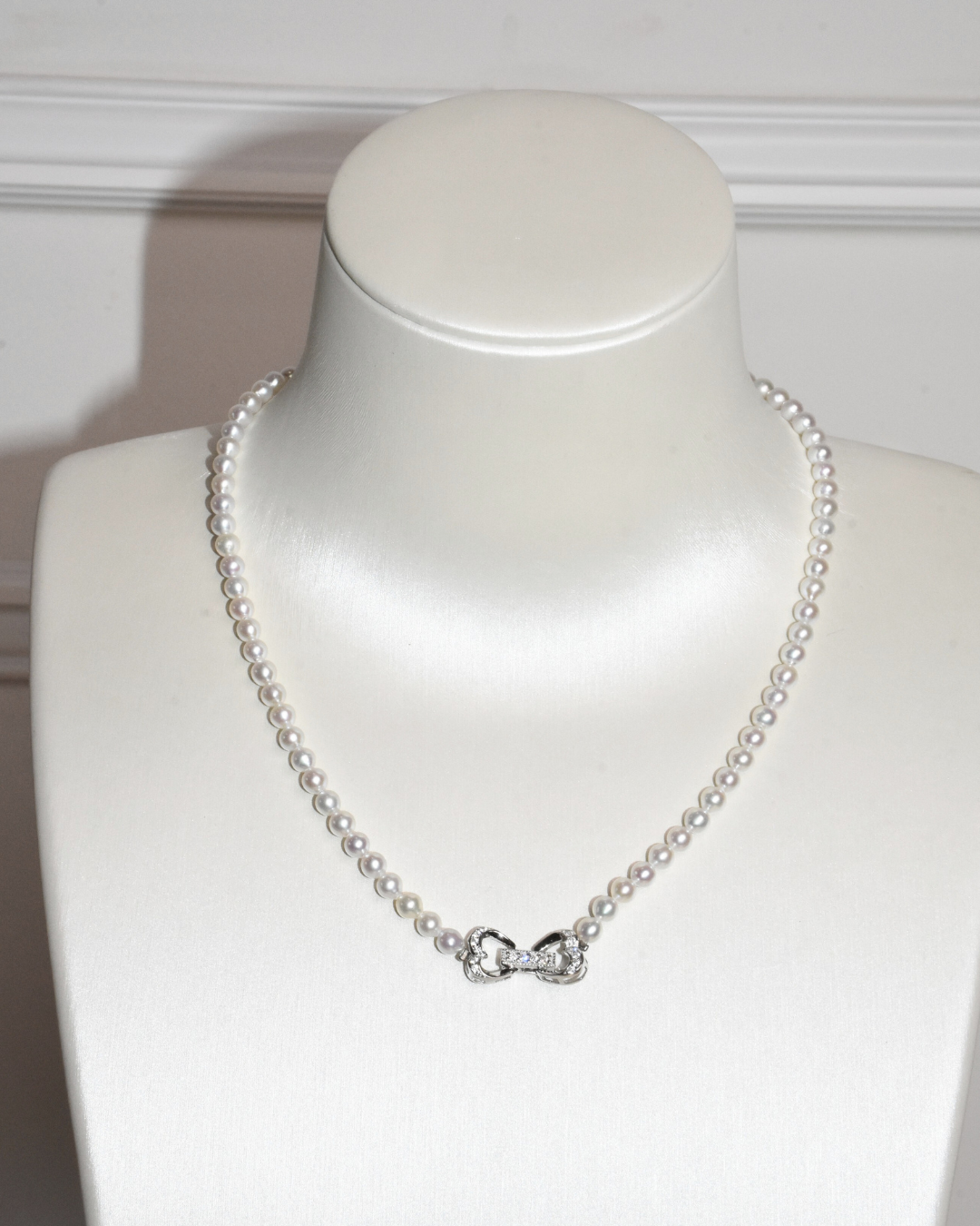 4A Freshwater Near Round Necklace in Silver 925 WG Plated - Double heart Clasp - White (4 -5mm)