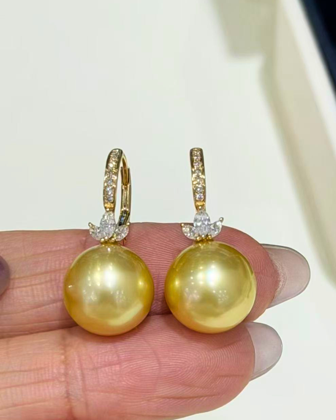 4A South Sea Golden Philippines Round Earring in 18K Gold - with Natural Diamond & PSL Certificate - Gold (11.2mm) D0.308ct