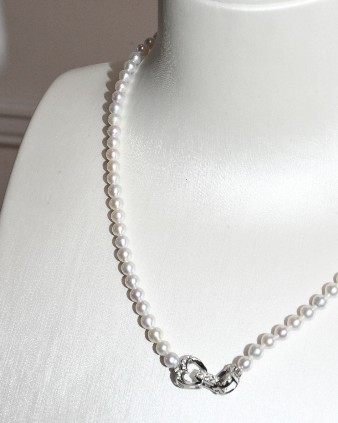 4A Freshwater Near Round Necklace in Silver 925 WG Plated - Double heart Clasp - White (4 -5mm)