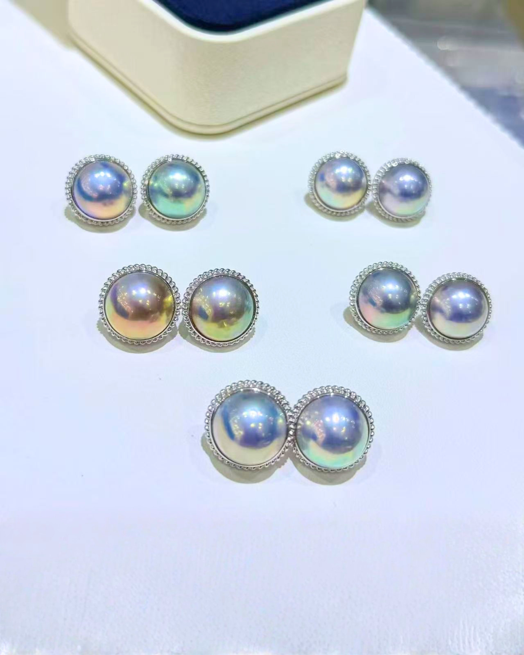 Mabé Earring in 18K White Gold - Seawater Japanese Mabé - Blue (13-14mm)