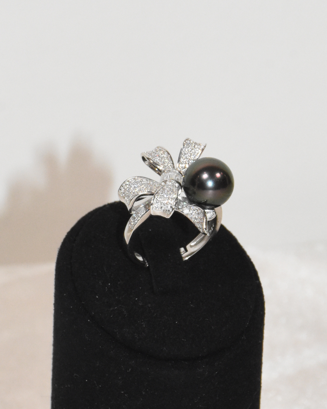 4A Tahitian Round Ring in Silver 925 White Gold Plated - Ribbon CZ - Peacock (9-10mm)