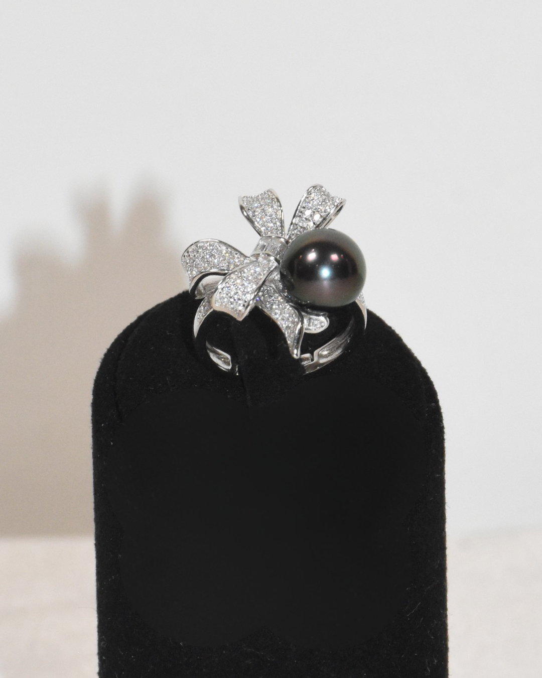 4A Tahitian Round Ring in Silver 925 White Gold Plated - Ribbon CZ - Peacock (9-10mm)