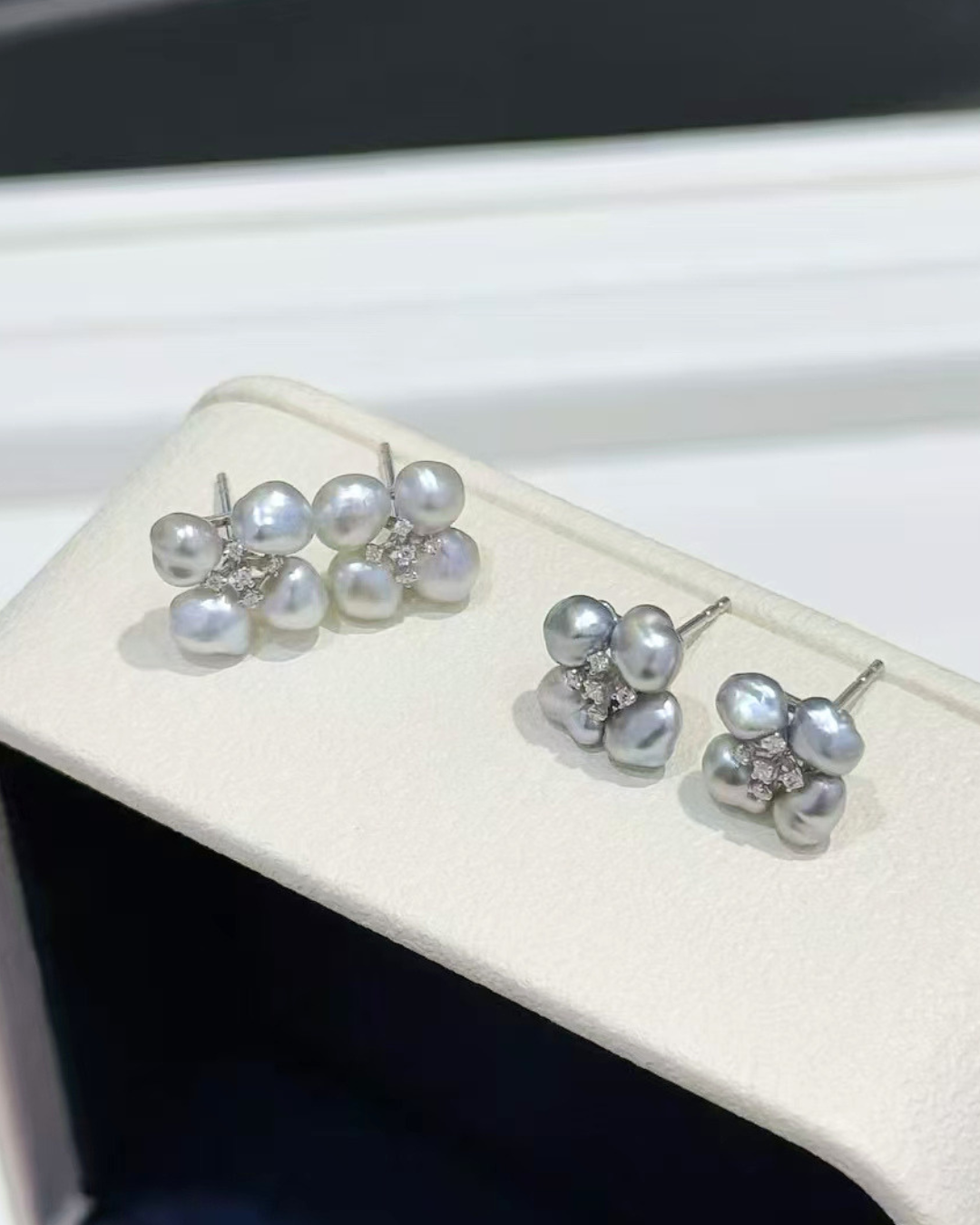 5A Tahitian Keshi Earring in 18K White Gold - with Natural Diamond - Silver / Grey (5-6mm)