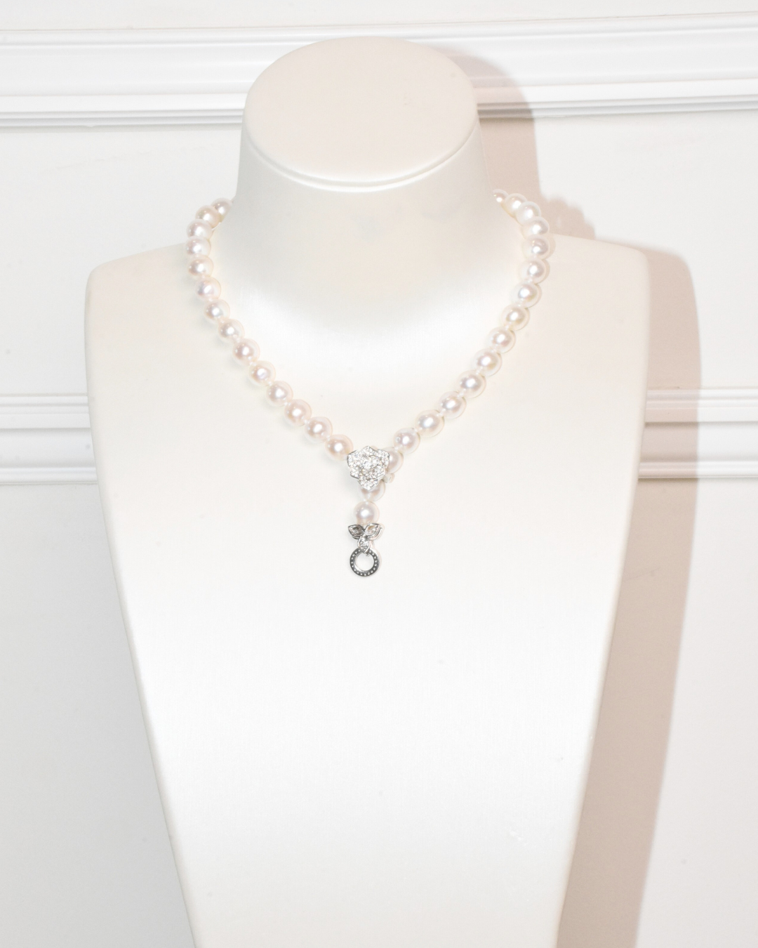 4A Freshwater Round Necklace in Silver 925 WG Plated - Double flower clasp  - White (8 -9mm)