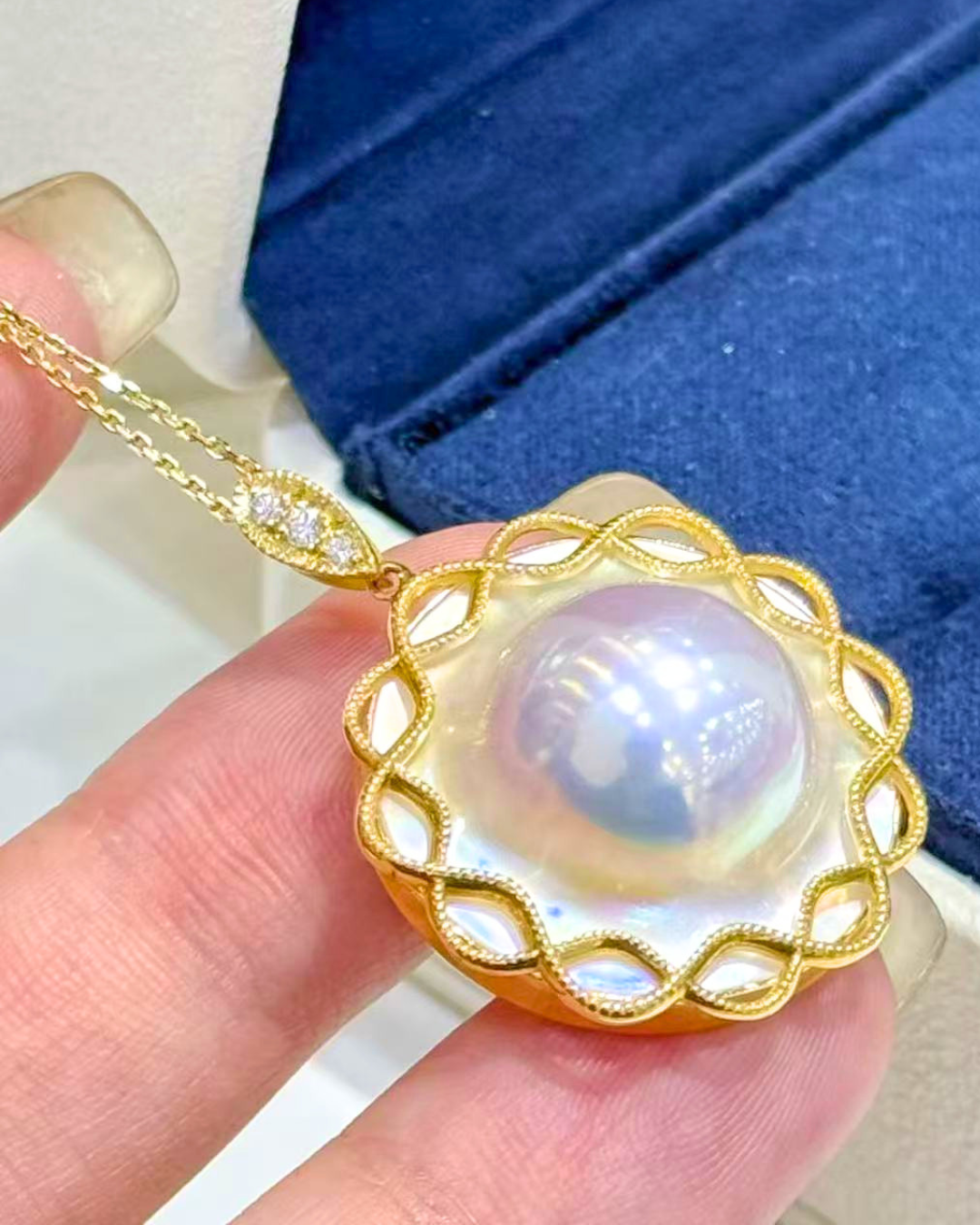 5A Mabé Necklace in 18K Gold - White Orient Seawater Mabé with Natural Diamond - White Orient Blue & Pink (15-16mm) D0.05ct