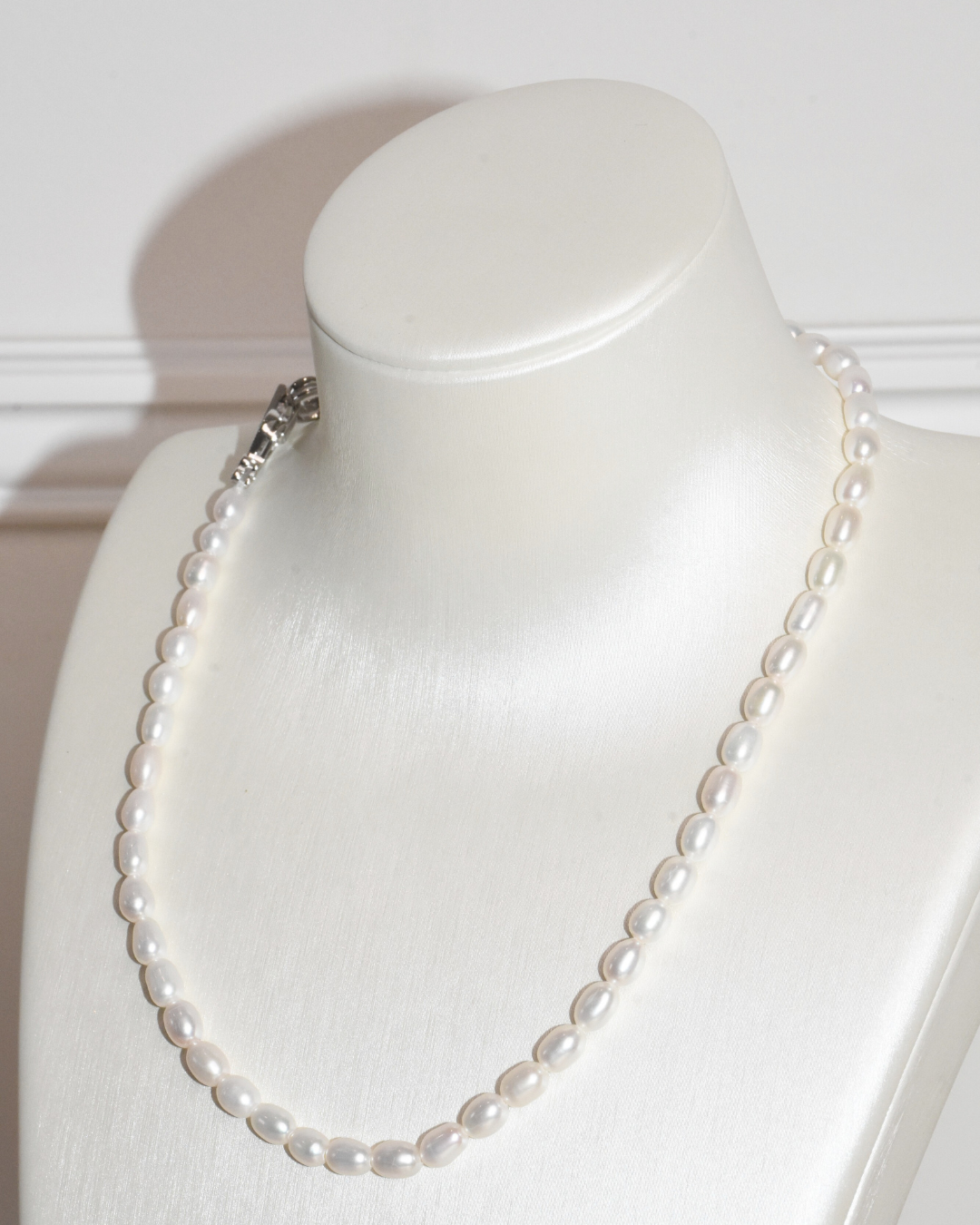 4A Freshwater Rice Necklace in Silver 925 WG Plated - Twisted Infinity-Style Clasp - White (4 -5mm)