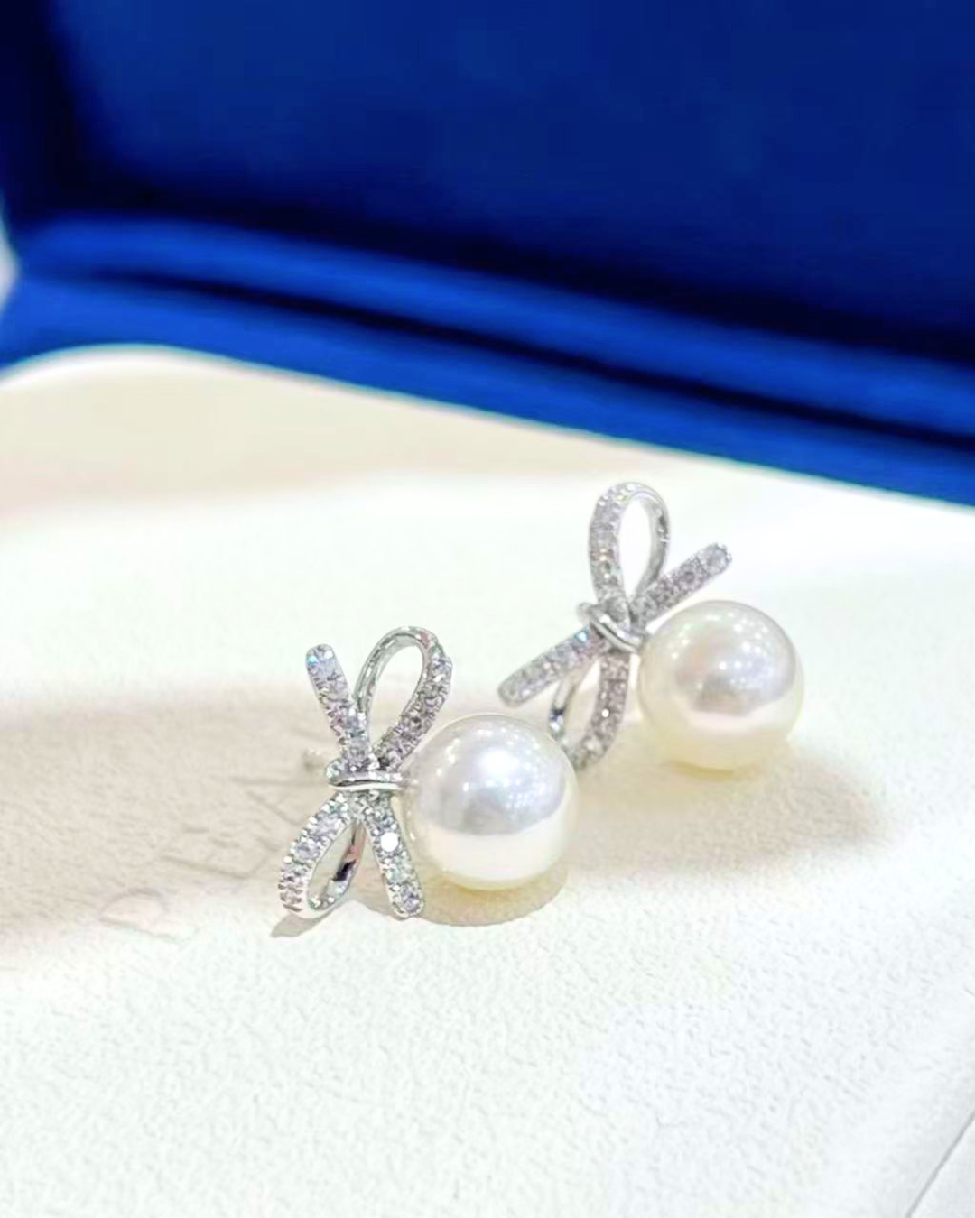 5A Japanese Akoya Round Earring in 18K White Gold - Ribbon Style with Natural Diamond - White (8-8.5mm) D0.295ct