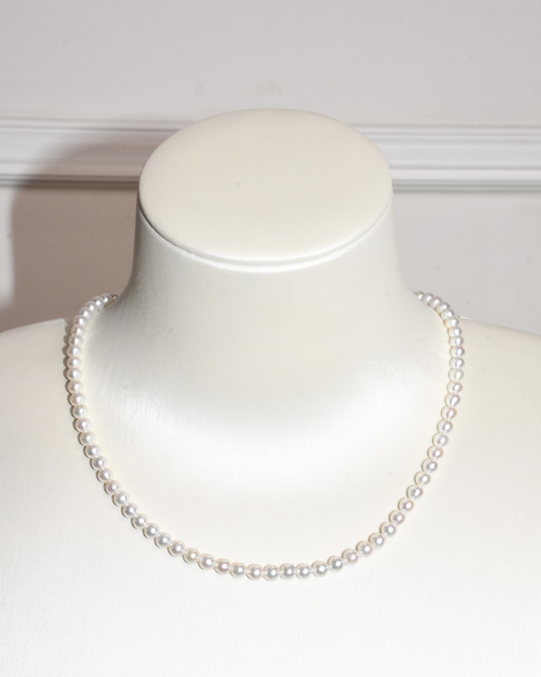 4A Freshwater Near Round Necklace in Silver 925 Gold Plated - Heart Magnet Clasp - White (4 -5mm)