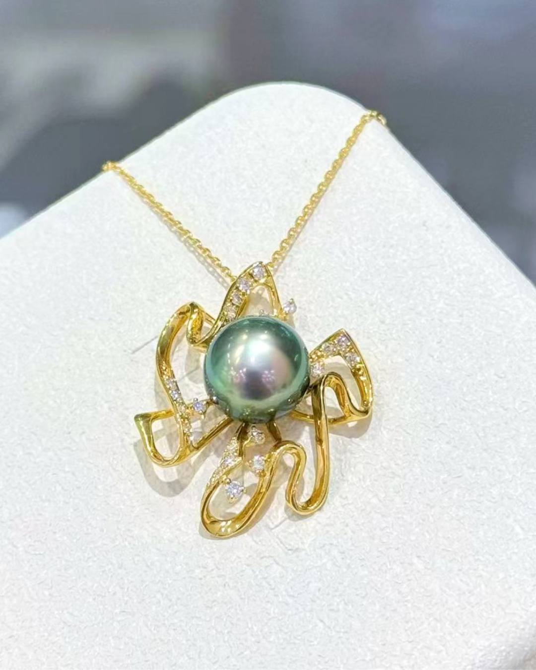 5A Tahitian Round Necklace in 18K Gold - with Natural Diamond - Peacock (9.5mm)