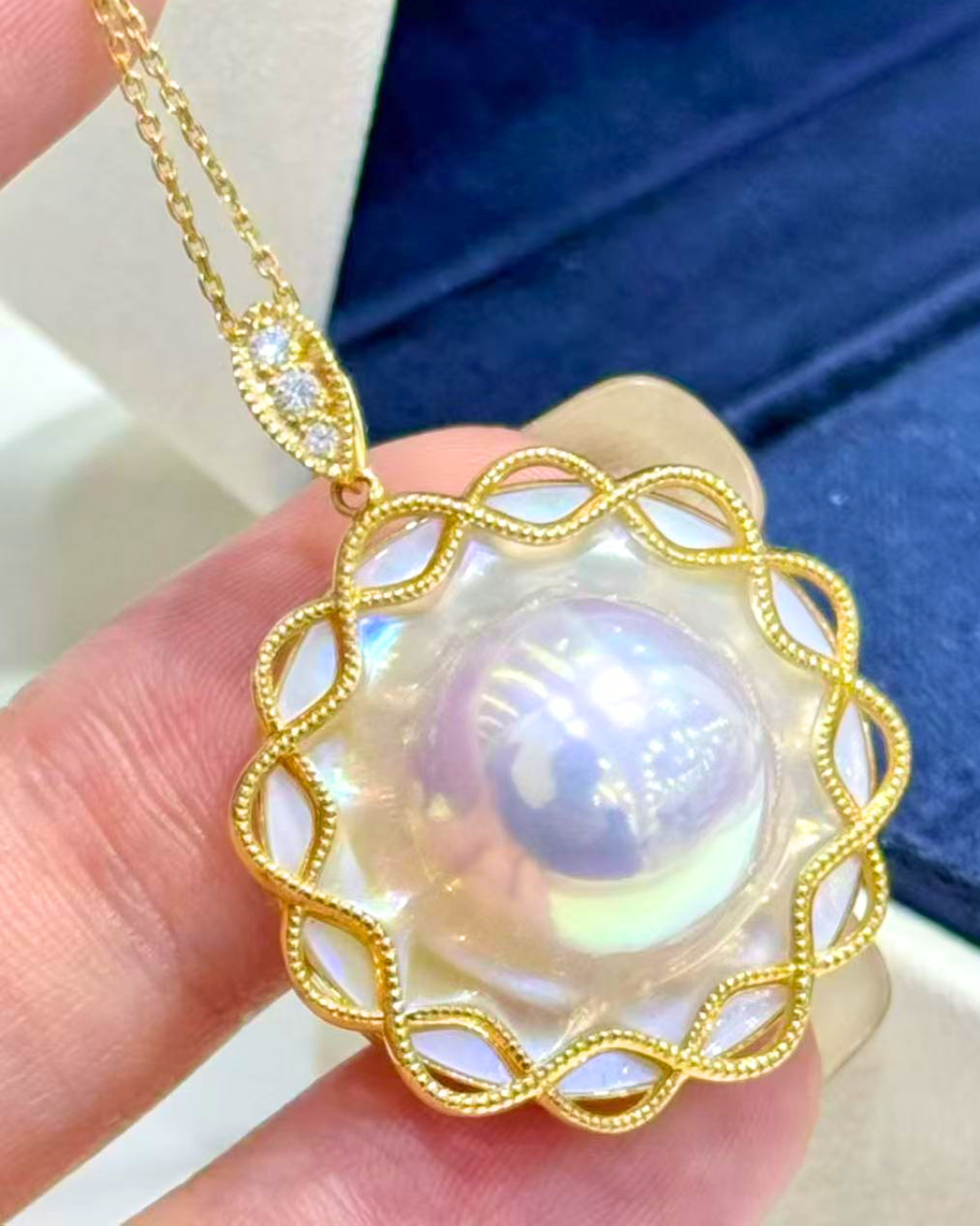 5A Mabé Necklace in 18K Gold - White Orient Seawater Mabé with Natural Diamond - White Orient Blue & Pink (15-16mm) D0.05ct