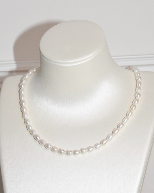 4A Freshwater Rice Necklace in Silver 925 WG Plated - Twisted Infinity-Style Clasp - White (4 -5mm)