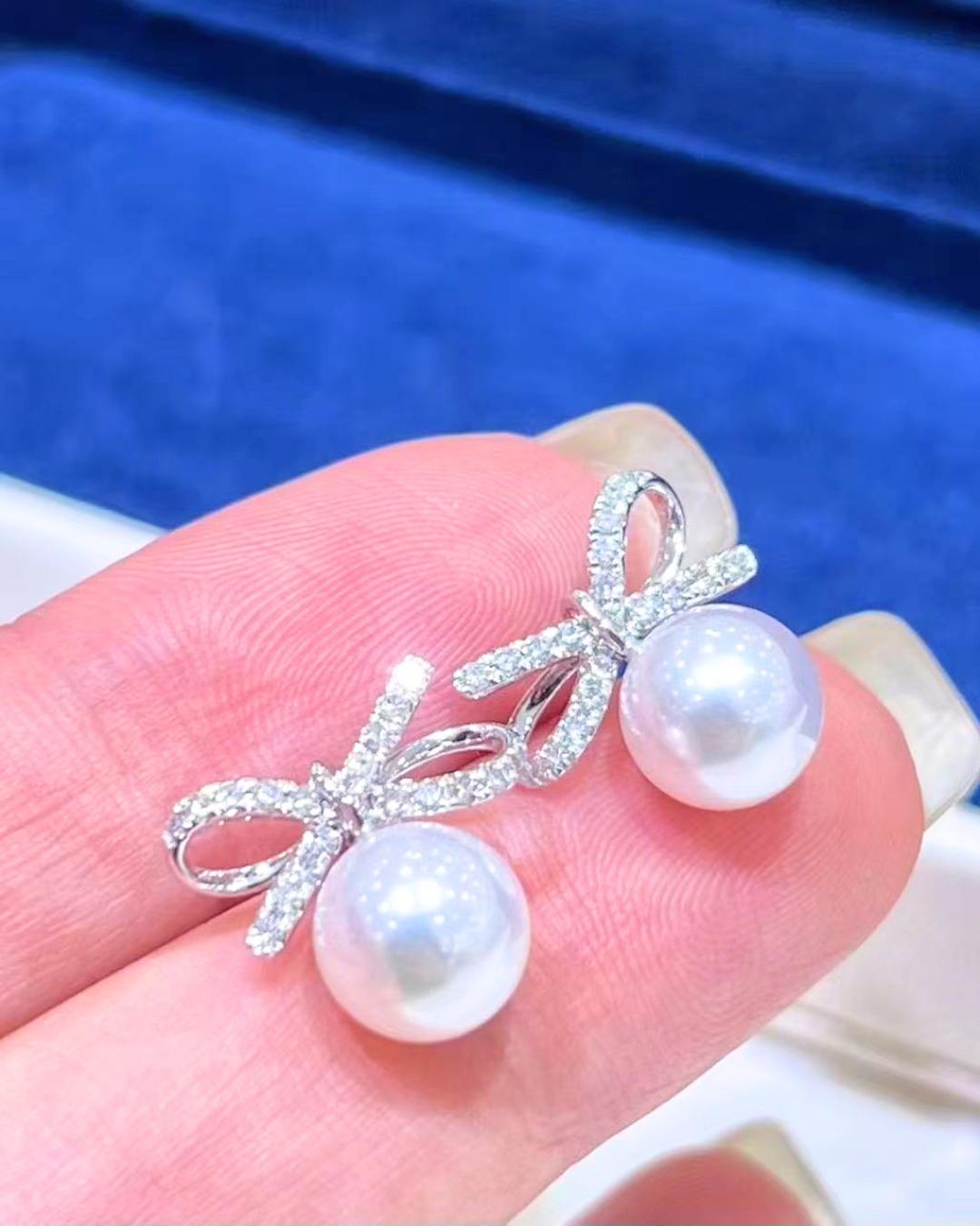 5A Japanese Akoya Round Earring in 18K White Gold - Ribbon Style with Natural Diamond - White (8-8.5mm) D0.295ct