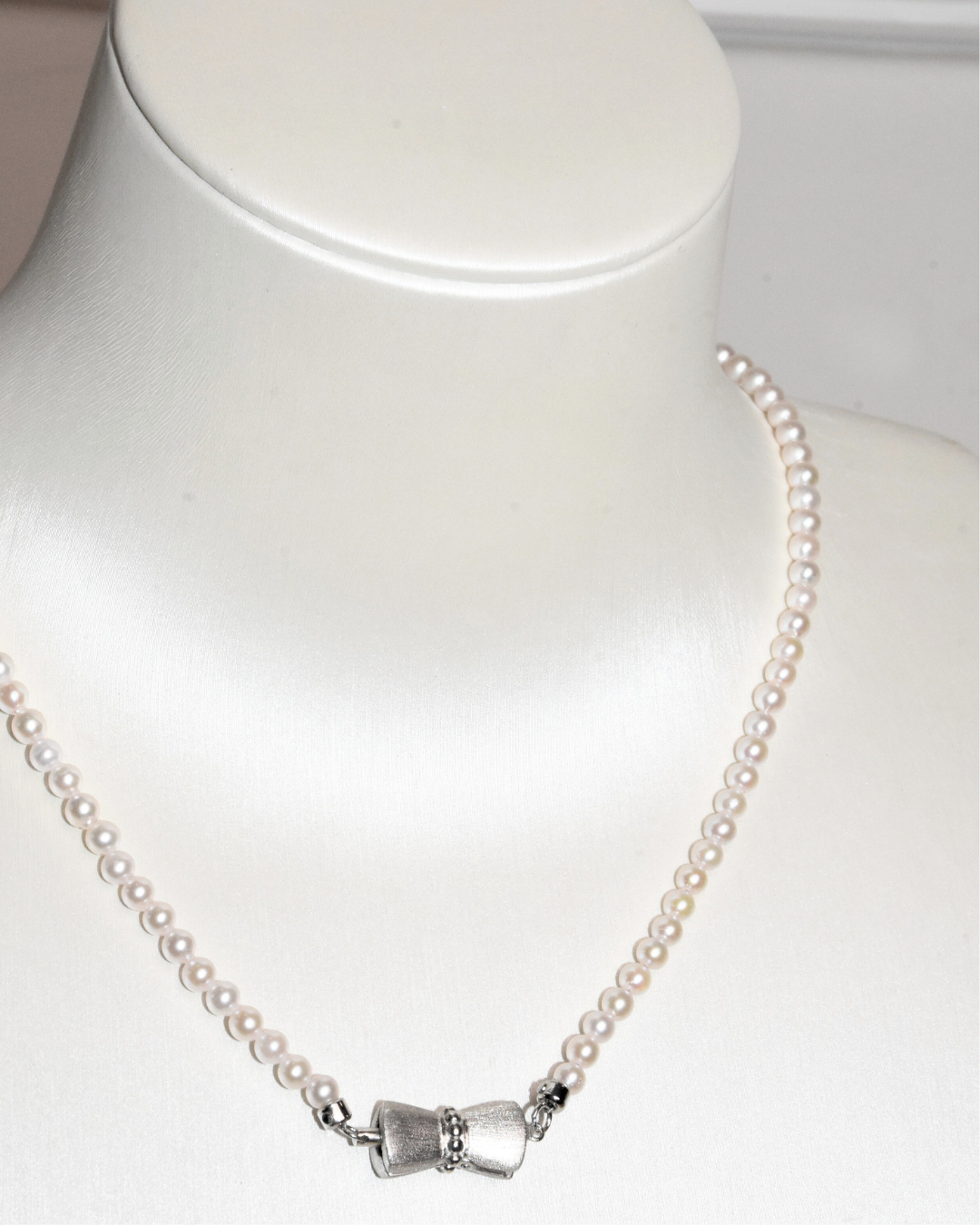 4A Akoya Round Necklace in Silver 925 WG Plated - Classic Ribbon Clasp - Rose Overtone (3 -4mm)