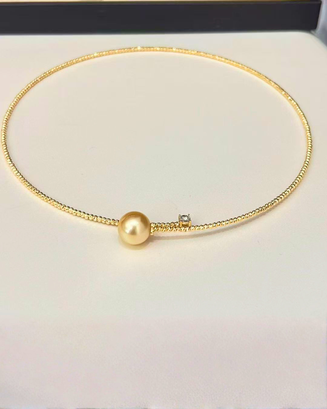 4A South Sea Golden Philippines Round Necklace in 18K Gold - Golden Orbit Torque Necklace - Gold (11-12mm) D0.03ct