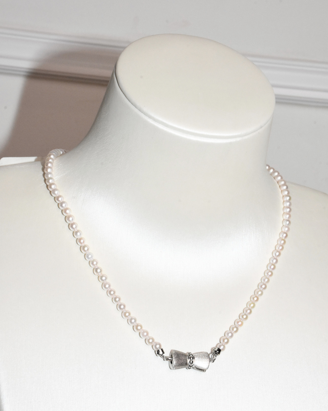 4A Akoya Round Necklace in Silver 925 WG Plated - Classic Ribbon Clasp - Rose Overtone (3 -4mm)