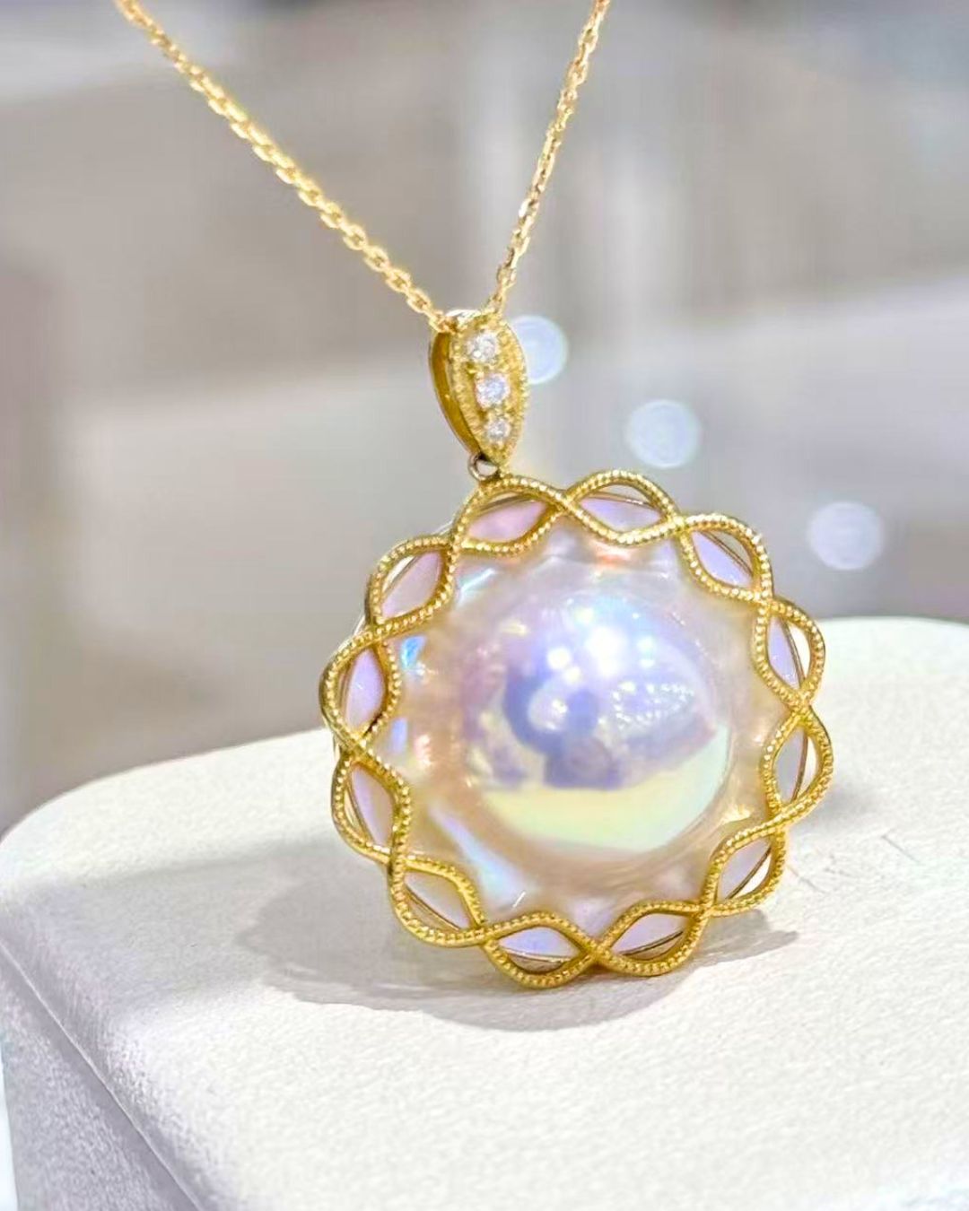 5A Mabé Necklace in 18K Gold - White Orient Seawater Mabé with Natural Diamond - White Orient Blue & Pink (15-16mm) D0.05ct