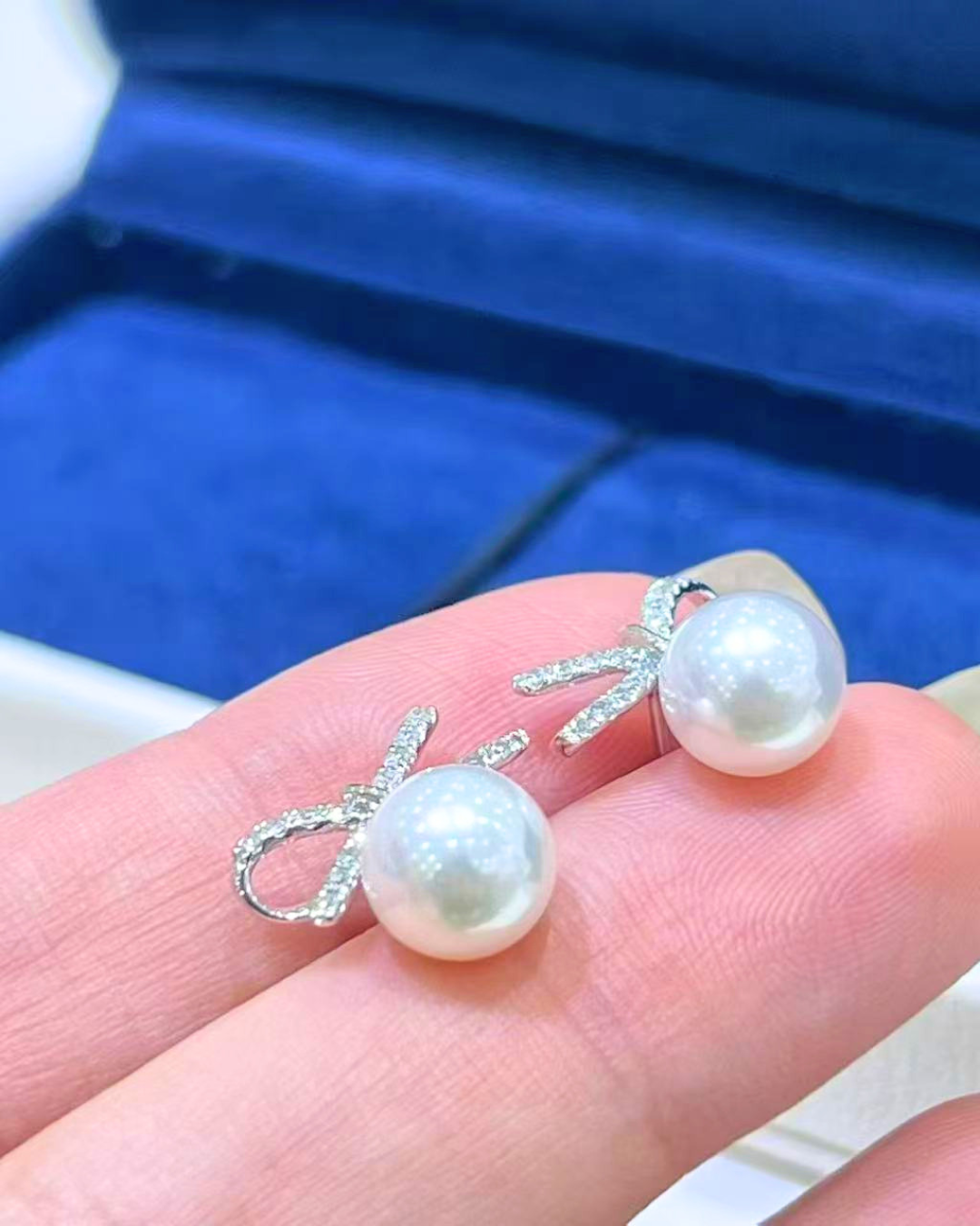 5A Japanese Akoya Round Earring in 18K White Gold - Ribbon Style with Natural Diamond - White (8-8.5mm) D0.295ct