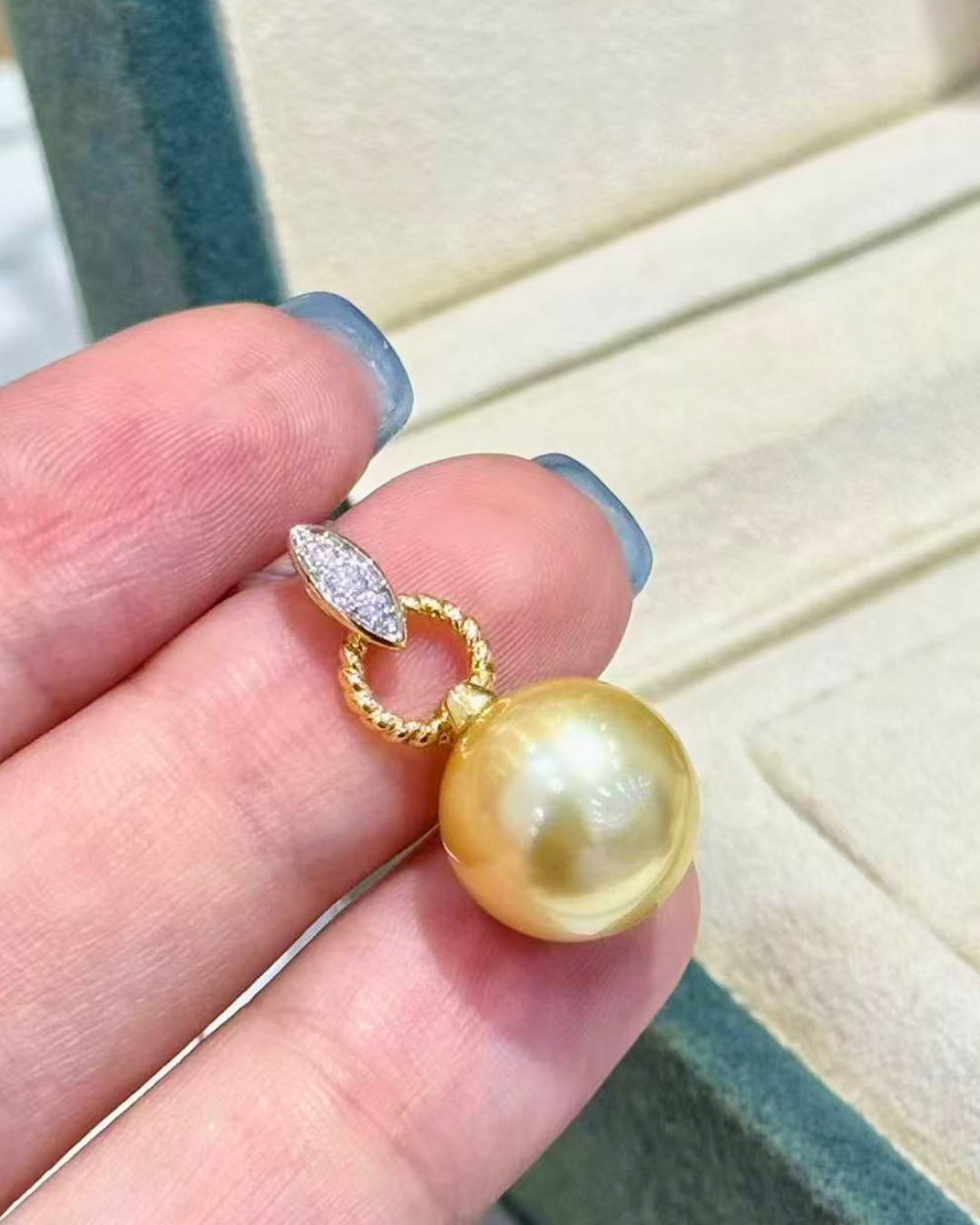 4A South Sea Golden Philippines Round Pendant in 18K Gold - with Natural Diamond - Gold (12-13mm)